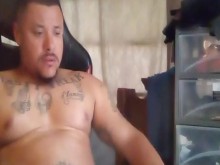 Latino tatuado caliente masturbándose con videos porno Parte 3 Chico cumming