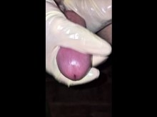 Guante de látex sexy con gran polla goteando semen valiente para damas