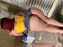 Contraté a esta sirvienta para que me ayudara con el trabajo, tiene un culo hermoso, todos estaban babeando.